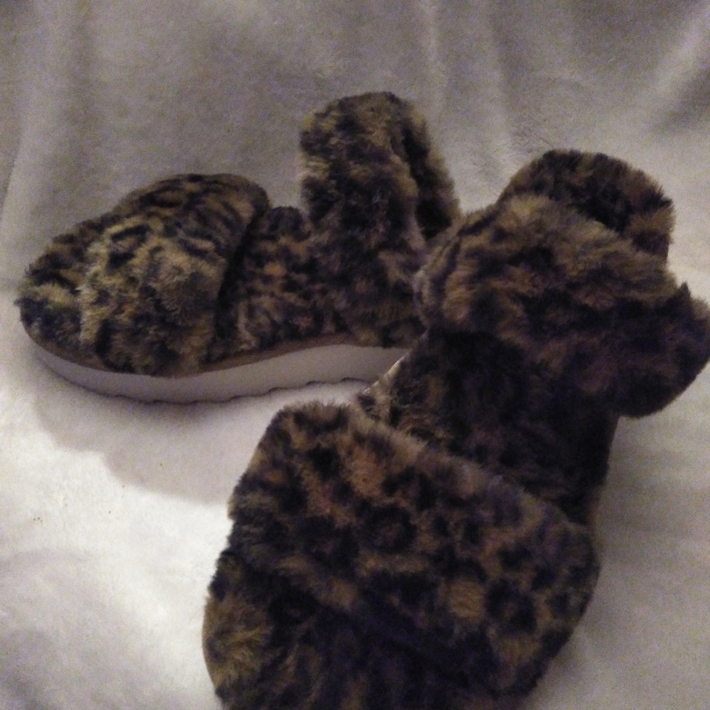 NWT Kookaburra Ugg slippers